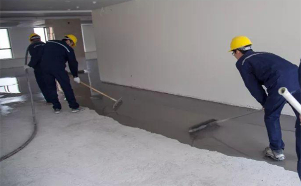 使用石膏基自流平时，与水的比例保